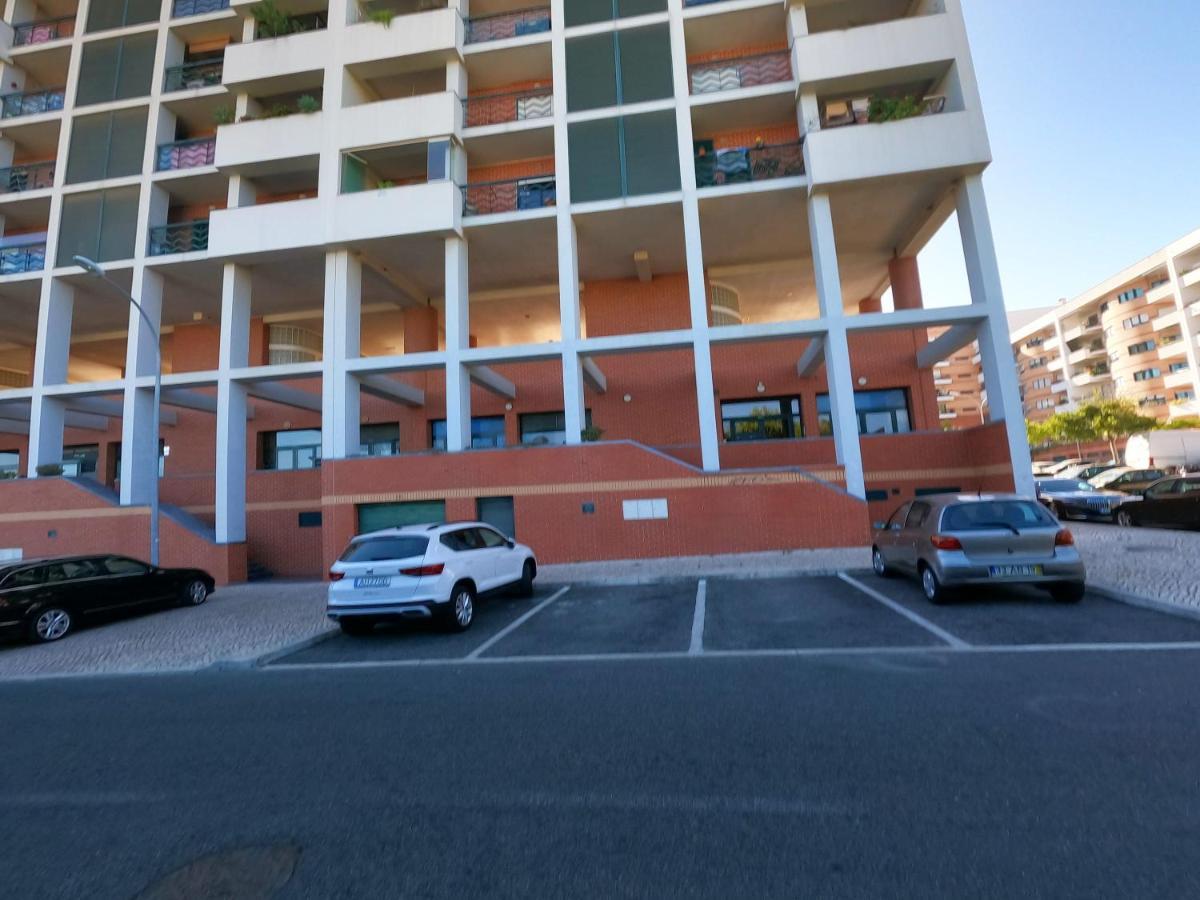 Lisbon 2 Bedroom Apartment With Balcony In Algés Buitenkant foto