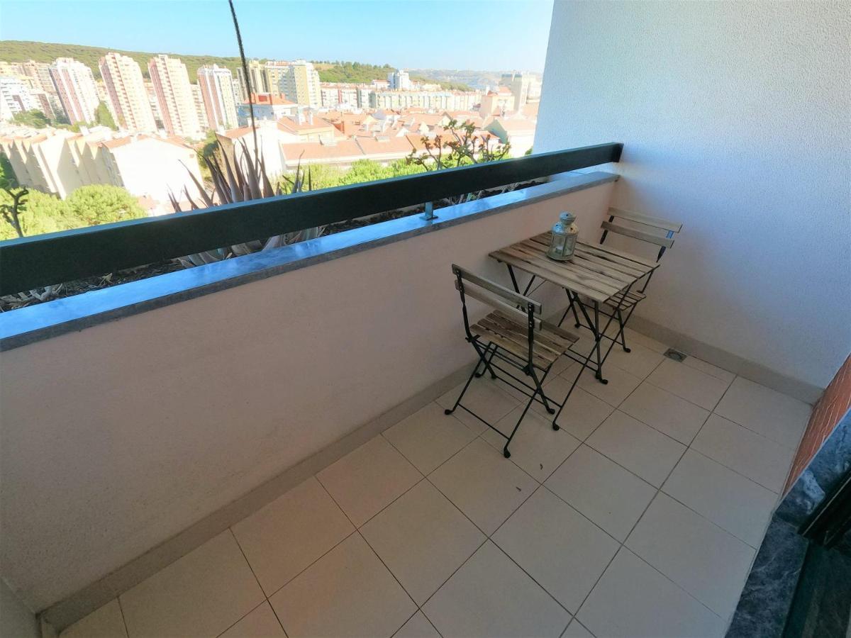 Lisbon 2 Bedroom Apartment With Balcony In Algés Buitenkant foto