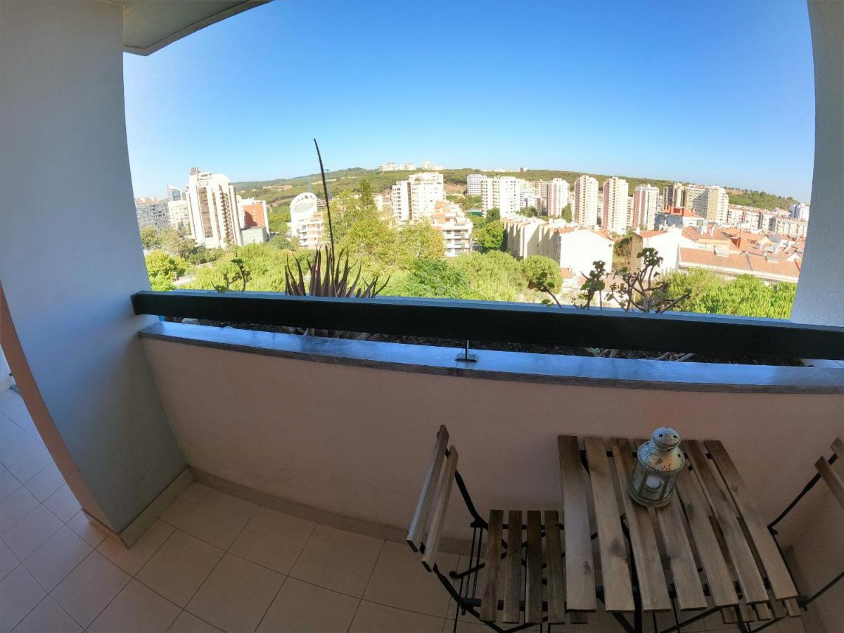 Lisbon 2 Bedroom Apartment With Balcony In Algés Buitenkant foto