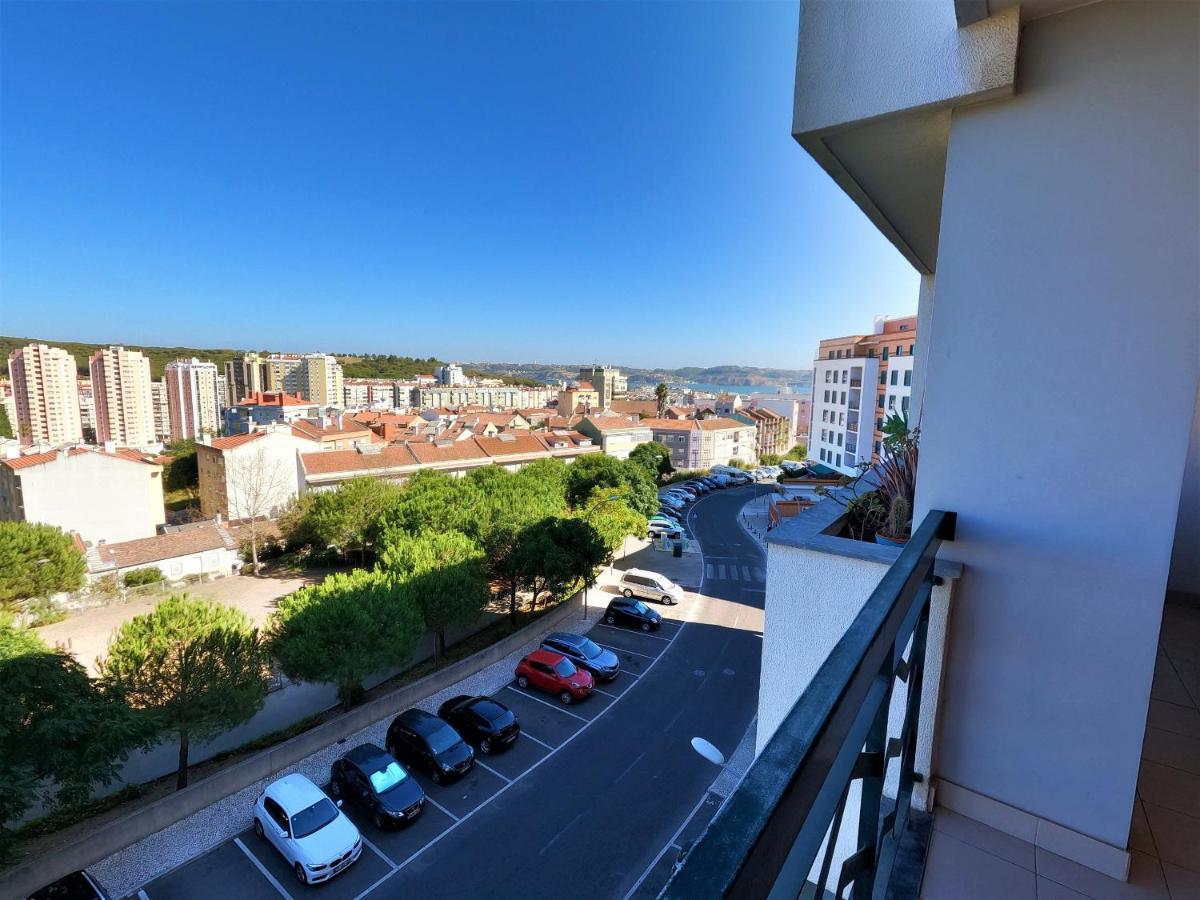 Lisbon 2 Bedroom Apartment With Balcony In Algés Buitenkant foto