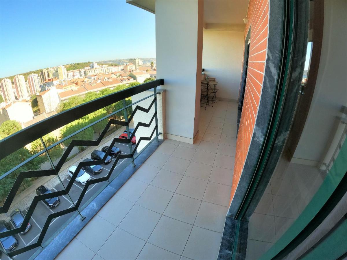 Lisbon 2 Bedroom Apartment With Balcony In Algés Buitenkant foto